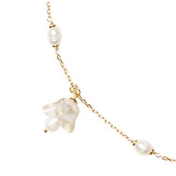 KATE SPADE • Gold Painted Petals Pearl Bracelet - Picture 4 of 6